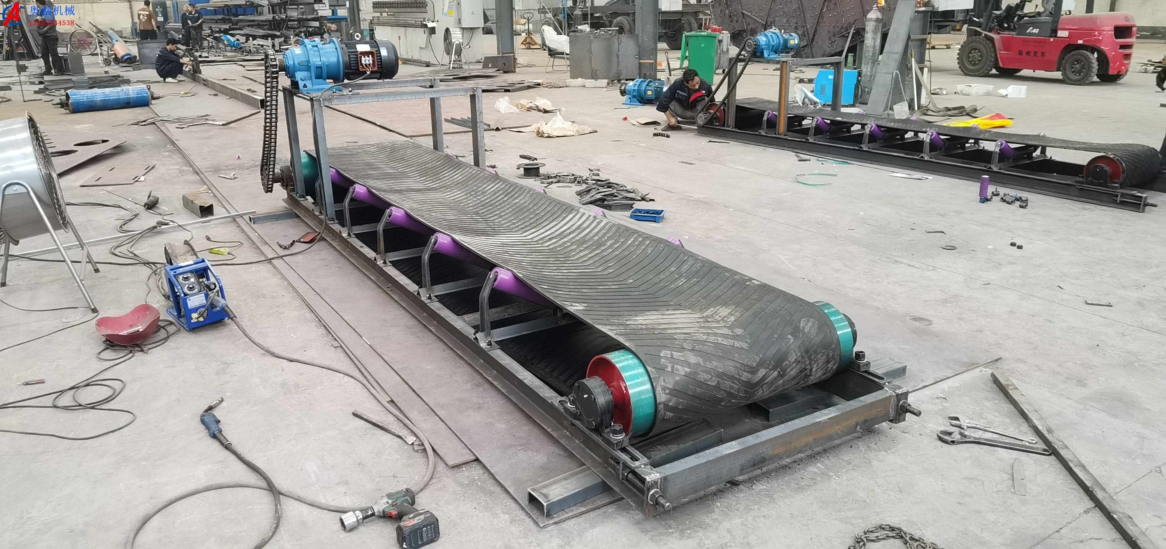 皮帶輸送機(jī)跑偏了怎么調(diào)